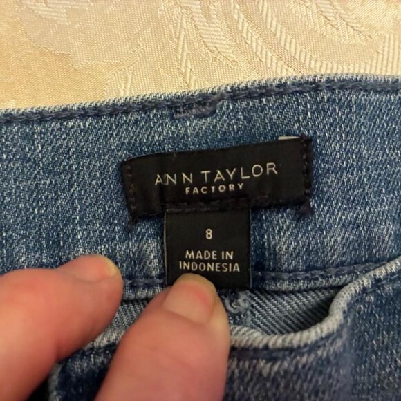Ann Taylor Factory: The Mid Rise Straight Jeans Curvy Fit - Classic Wash - SZ 8 - Picture 3 of 8